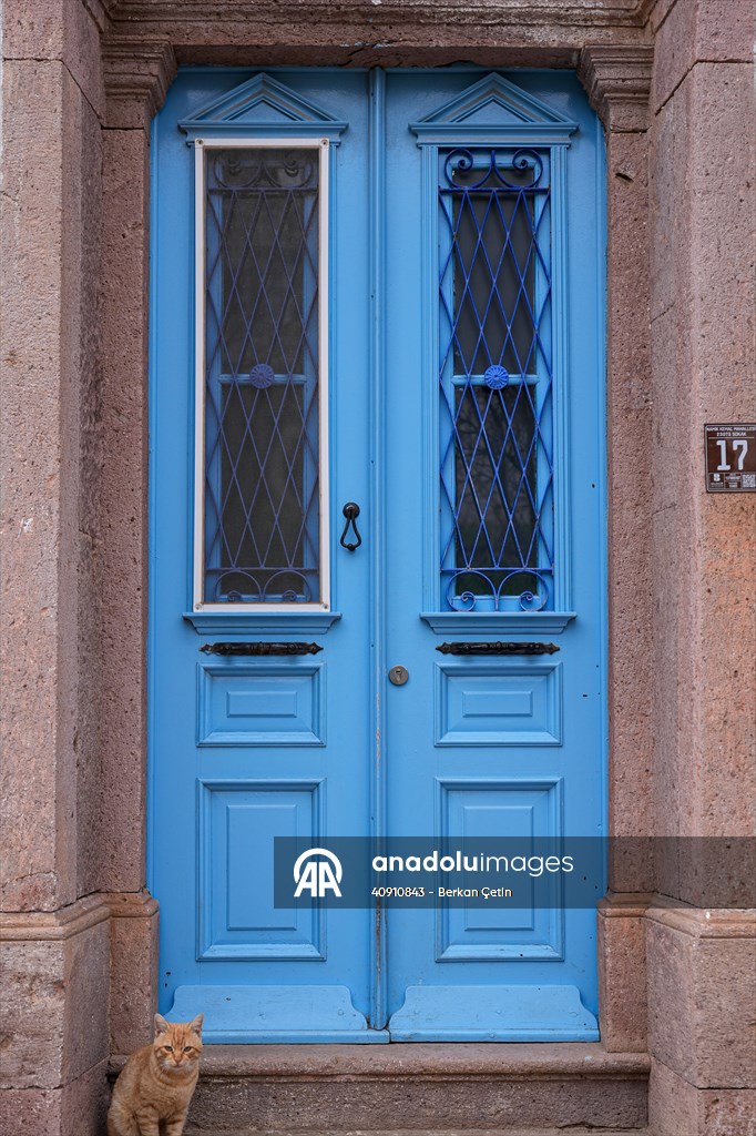 Cunda Adası'ndaki rengarenk kapılar geçmişin izlerini taşıyor