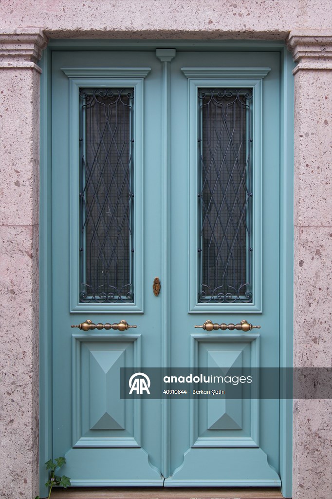 Cunda Adası'ndaki rengarenk kapılar geçmişin izlerini taşıyor