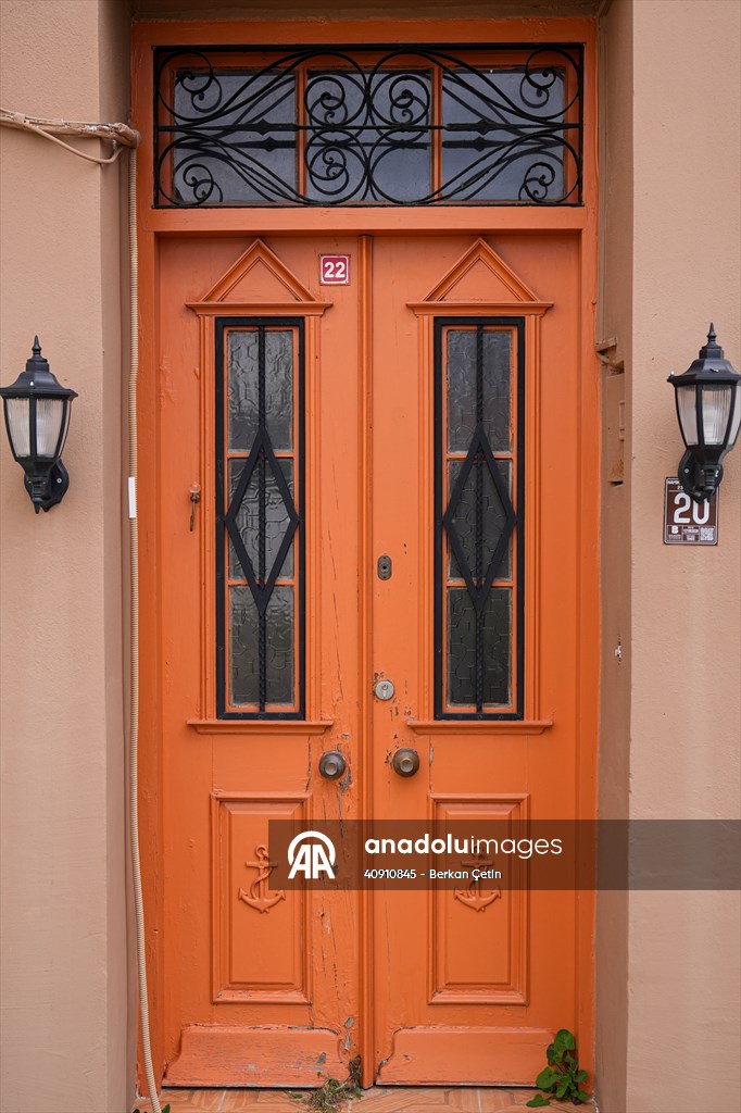 Cunda Adası'ndaki rengarenk kapılar geçmişin izlerini taşıyor