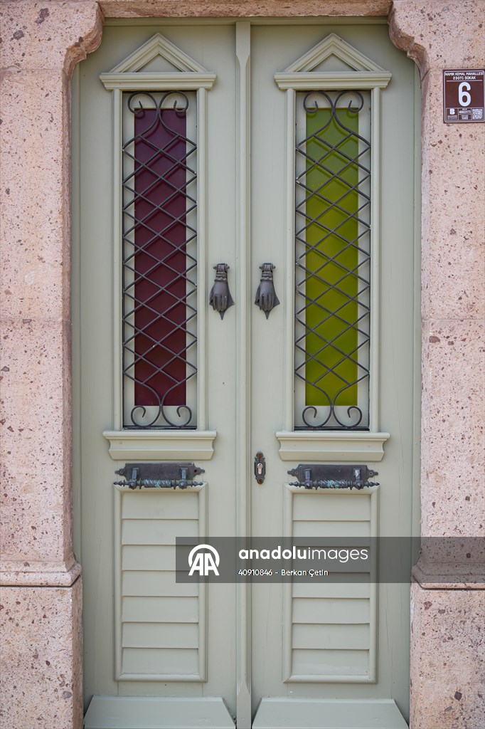 Cunda Adası'ndaki rengarenk kapılar geçmişin izlerini taşıyor