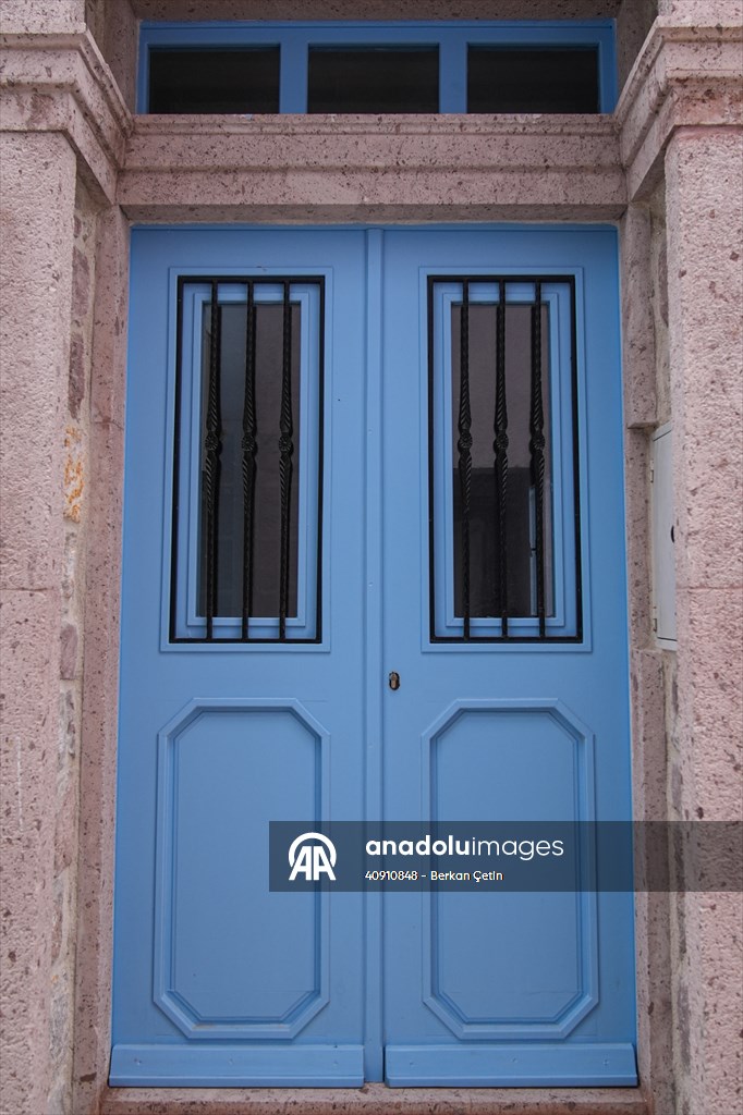 Cunda Adası'ndaki rengarenk kapılar geçmişin izlerini taşıyor