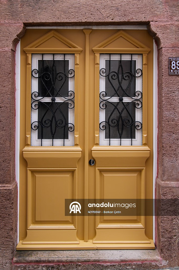 Cunda Adası'ndaki rengarenk kapılar geçmişin izlerini taşıyor