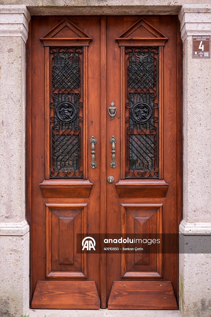 Cunda Adası'ndaki rengarenk kapılar geçmişin izlerini taşıyor