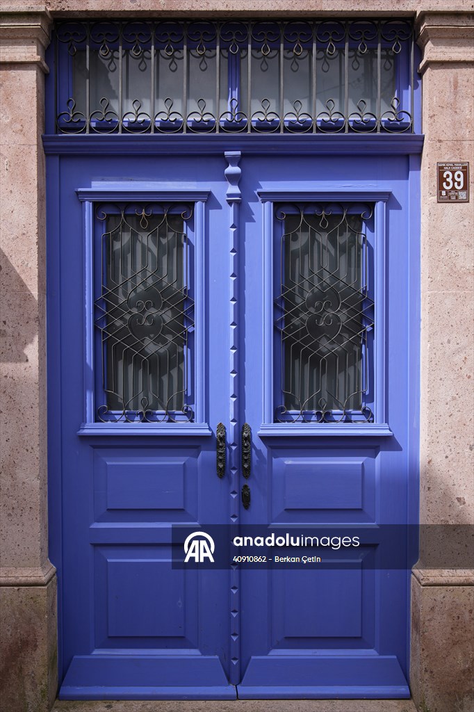 Cunda Adası'ndaki rengarenk kapılar geçmişin izlerini taşıyor