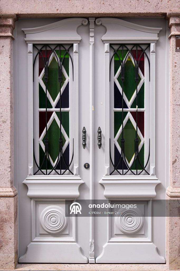 Cunda Adası'ndaki rengarenk kapılar geçmişin izlerini taşıyor