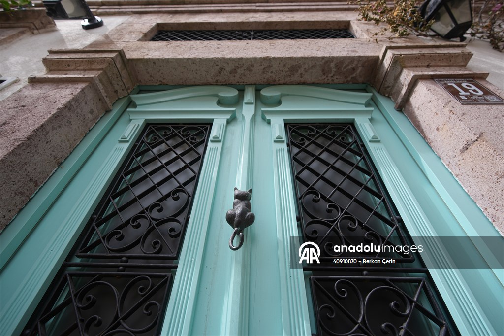 Cunda Adası'ndaki rengarenk kapılar geçmişin izlerini taşıyor