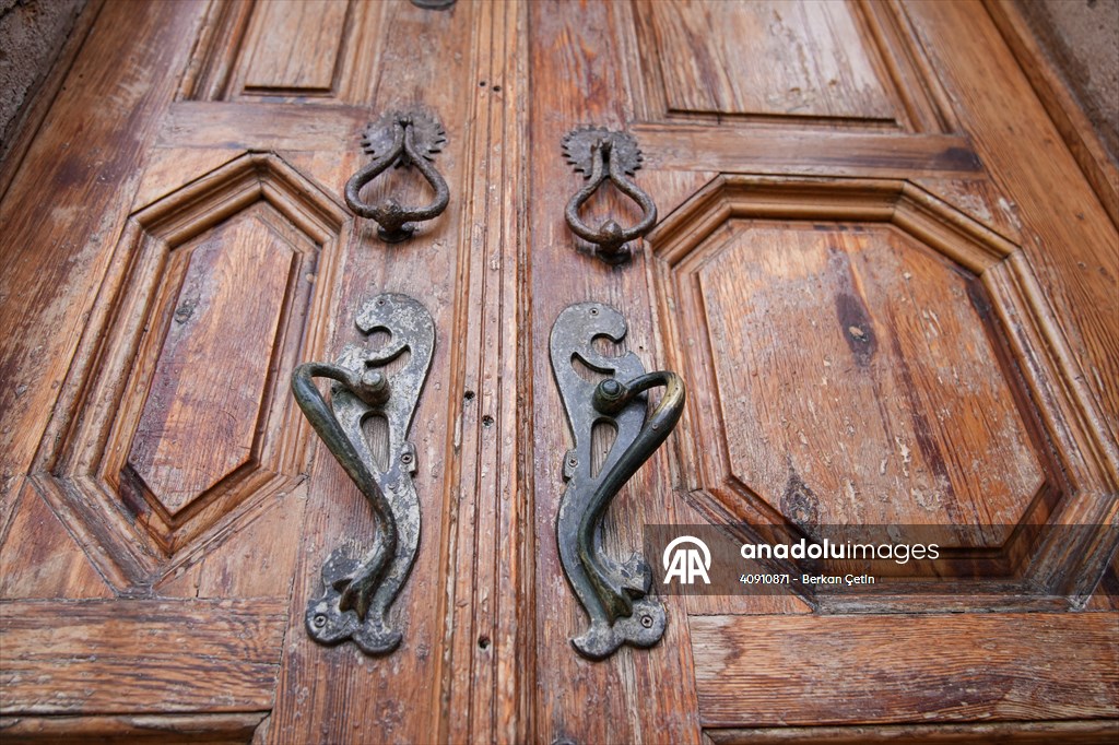 Cunda Adası'ndaki rengarenk kapılar geçmişin izlerini taşıyor