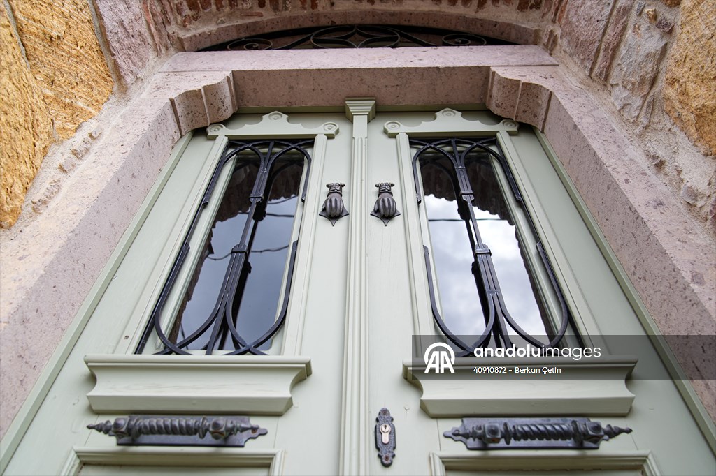 Cunda Adası'ndaki rengarenk kapılar geçmişin izlerini taşıyor