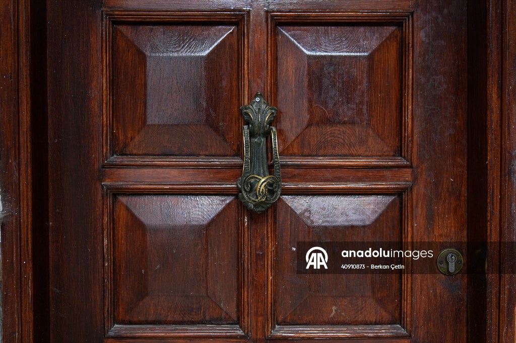 Cunda Adası'ndaki rengarenk kapılar geçmişin izlerini taşıyor