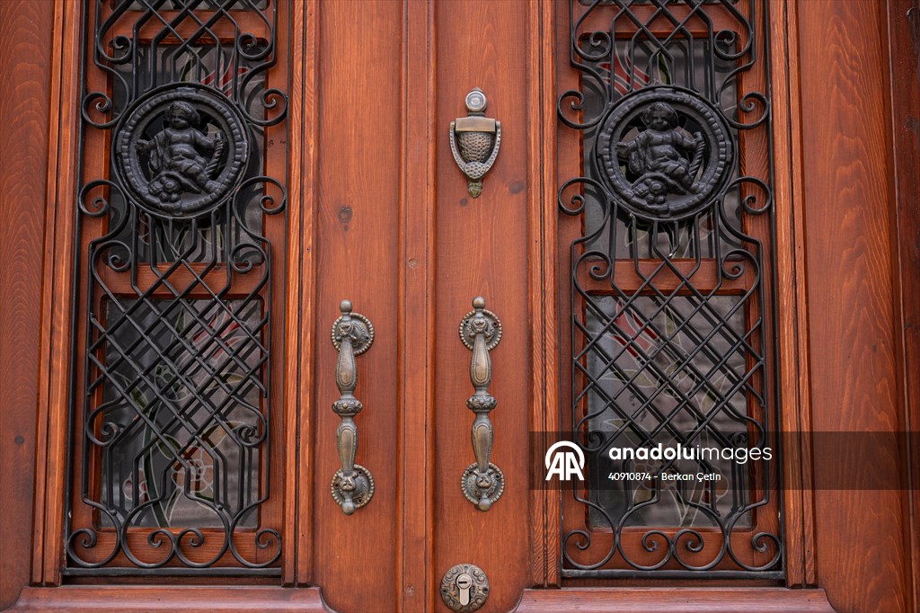 Cunda Adası'ndaki rengarenk kapılar geçmişin izlerini taşıyor