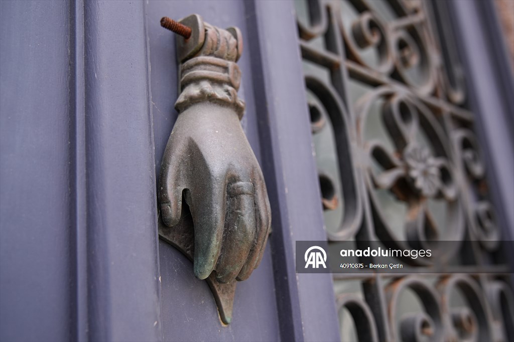 Cunda Adası'ndaki rengarenk kapılar geçmişin izlerini taşıyor