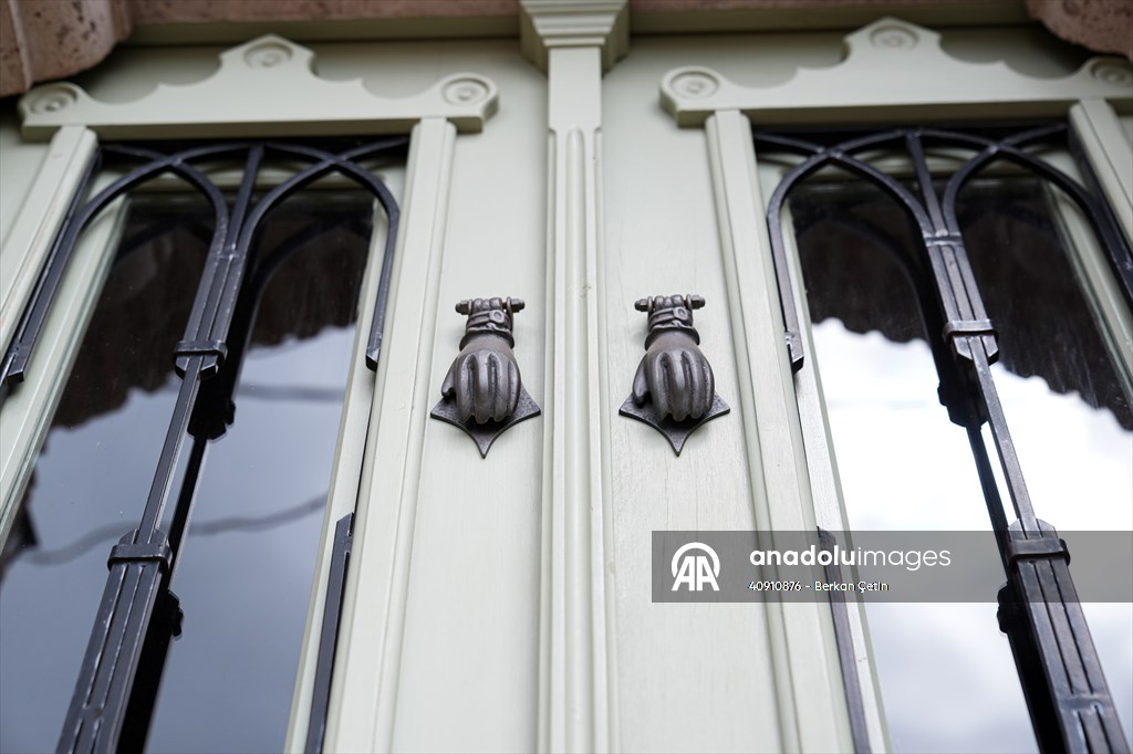 Cunda Adası'ndaki rengarenk kapılar geçmişin izlerini taşıyor