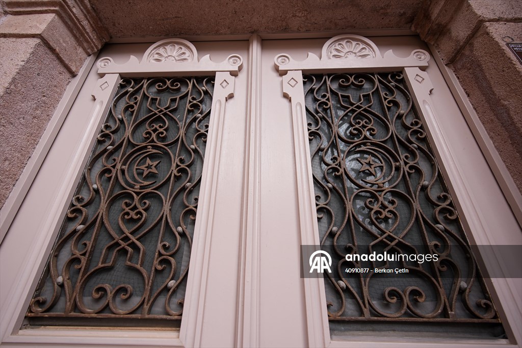 Cunda Adası'ndaki rengarenk kapılar geçmişin izlerini taşıyor