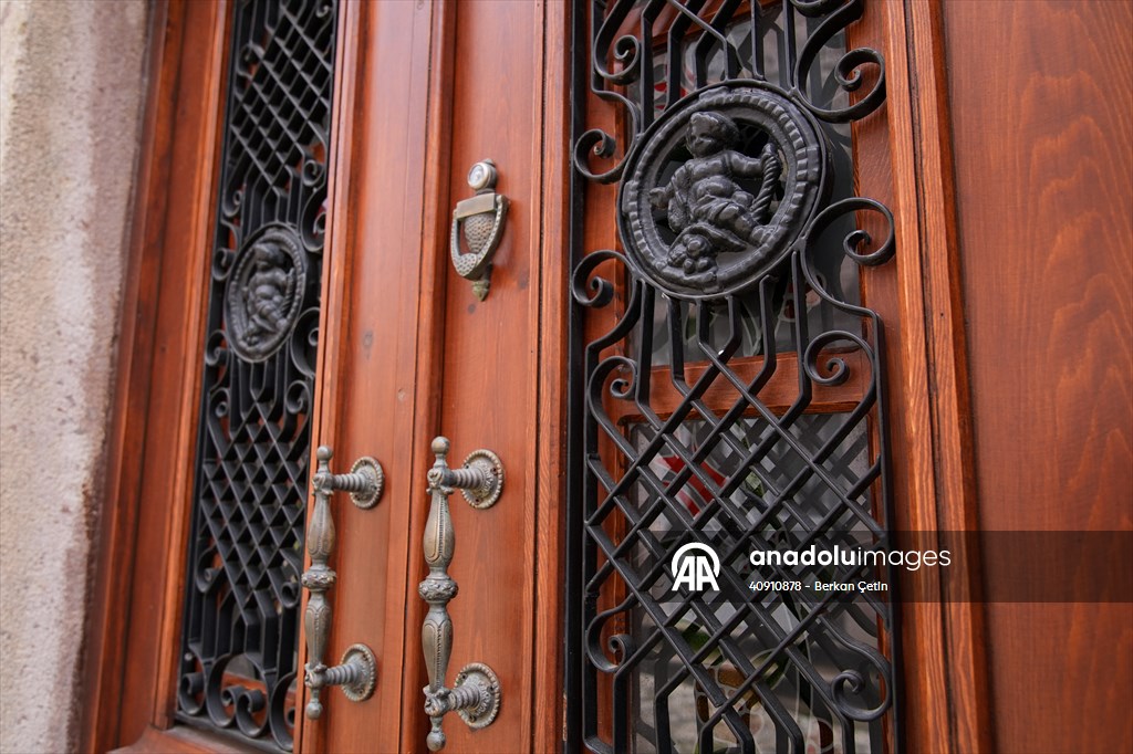 Cunda Adası'ndaki rengarenk kapılar geçmişin izlerini taşıyor