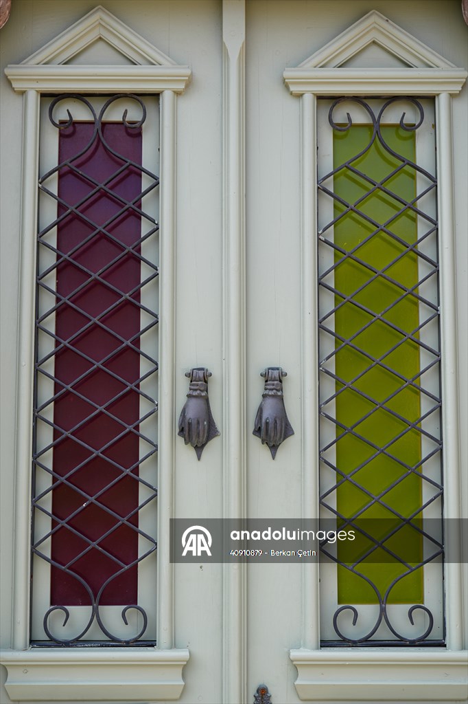 Cunda Adası'ndaki rengarenk kapılar geçmişin izlerini taşıyor