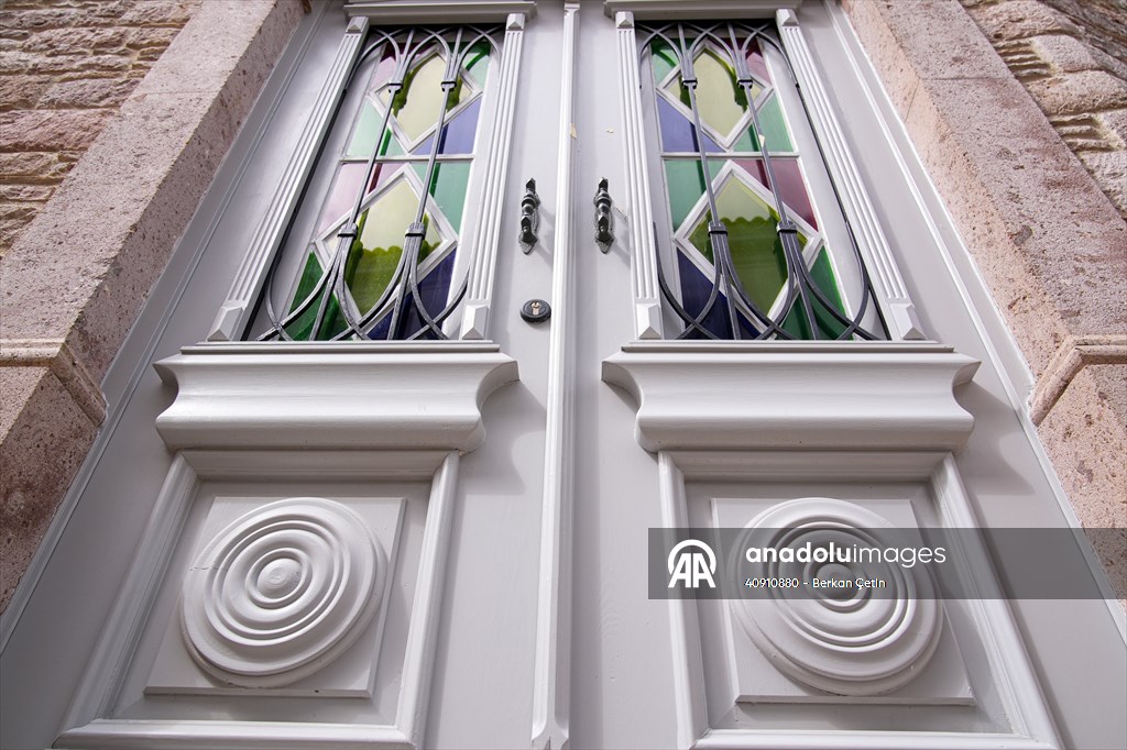 Cunda Adası'ndaki rengarenk kapılar geçmişin izlerini taşıyor