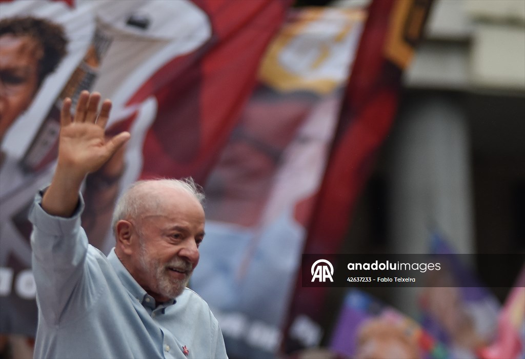 Brezilya Devlet Başkan Lula da Silva, Rio de Janeiro'da seçim kampanyasını sürdürüyor