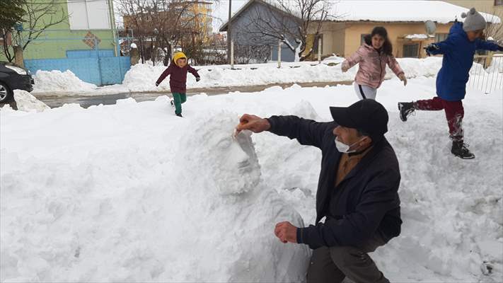 Adana'da esnafın yaptığı kardan heykeller görenlerin ilgisini çekti
