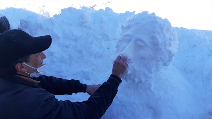 Adana'da esnafın yaptığı kardan heykeller görenlerin ilgisini çekti