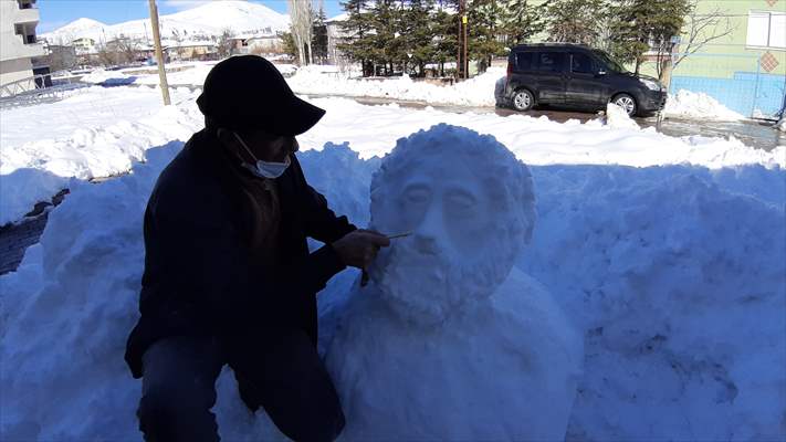 Adana'da esnafın yaptığı kardan heykeller görenlerin ilgisini çekti