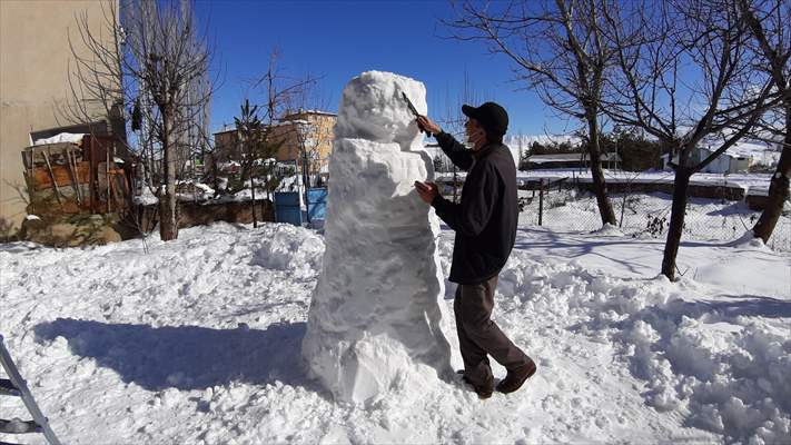 Adana'da esnafın yaptığı kardan heykeller görenlerin ilgisini çekti