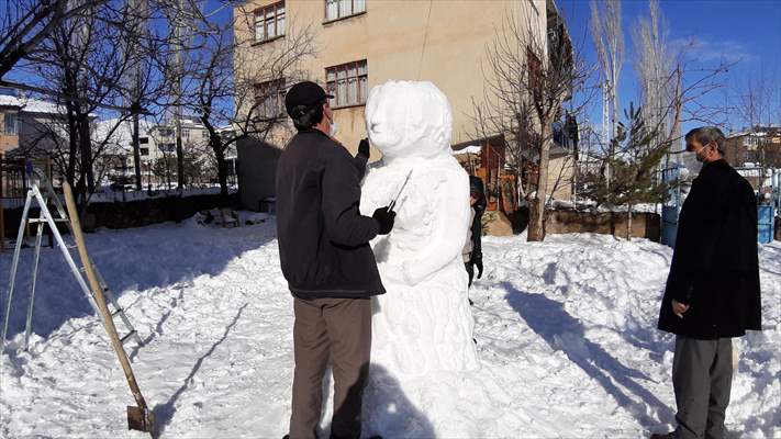 Adana'da esnafın yaptığı kardan heykeller görenlerin ilgisini çekti