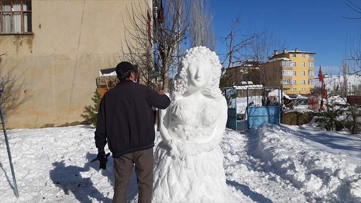 Adana'da esnafın yaptığı kardan heykeller görenlerin ilgisini çekti