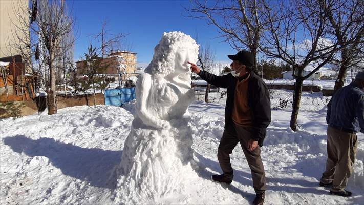 Adana'da esnafın yaptığı kardan heykeller görenlerin ilgisini çekti
