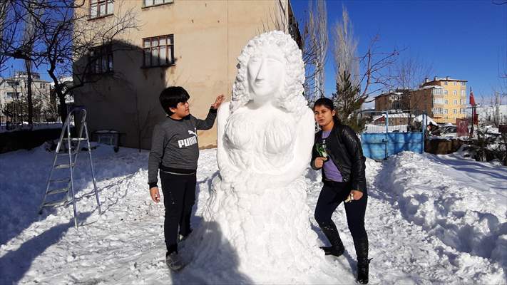 Adana'da esnafın yaptığı kardan heykeller görenlerin ilgisini çekti