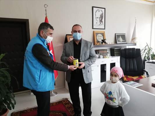 Minik Ayşe, kumbarasındaki parayı yetimlere bağışlanmak üzere Adıyaman Müftülüğüne teslim etti