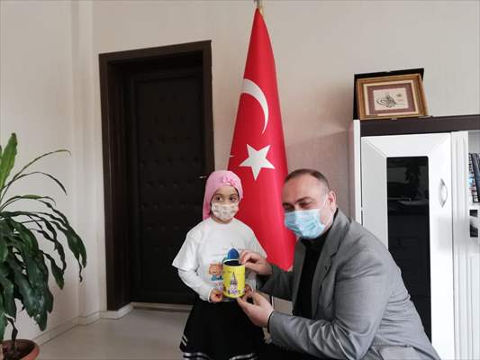 Minik Ayşe, kumbarasındaki parayı yetimlere bağışlanmak üzere Adıyaman Müftülüğüne teslim etti