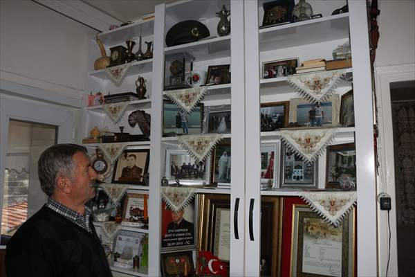Şehit Uzman Çavuş Sarpkaya'nın babası, oğlunun hatıralarını evinde oluşturduğu köşede yaşatıyor