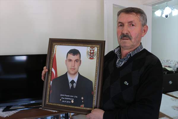 Şehit Uzman Çavuş Sarpkaya'nın babası, oğlunun hatıralarını evinde oluşturduğu köşede yaşatıyor