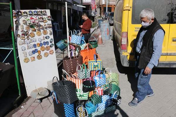 Sattığı sepet çantaları atık plastik bantlarla süsleyen esnaf çevre duyarlılığıyla örnek oluyor