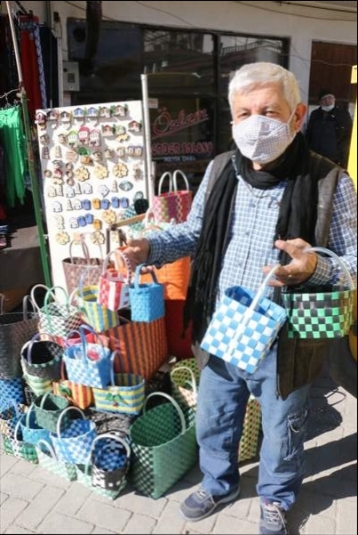 Sattığı sepet çantaları atık plastik bantlarla süsleyen esnaf çevre duyarlılığıyla örnek oluyor