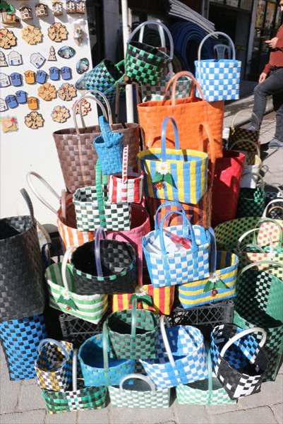 Sattığı sepet çantaları atık plastik bantlarla süsleyen esnaf çevre duyarlılığıyla örnek oluyor