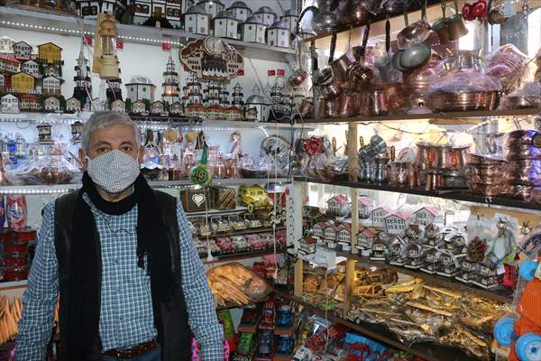 Sattığı sepet çantaları atık plastik bantlarla süsleyen esnaf çevre duyarlılığıyla örnek oluyor