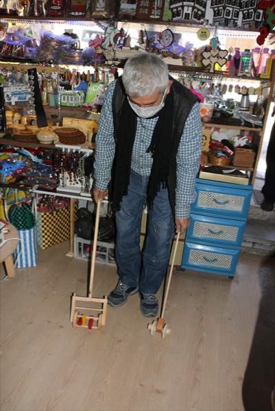 Sattığı sepet çantaları atık plastik bantlarla süsleyen esnaf çevre duyarlılığıyla örnek oluyor