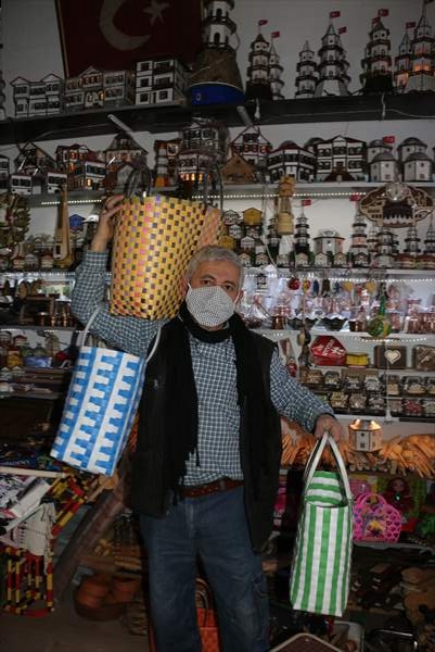 Sattığı sepet çantaları atık plastik bantlarla süsleyen esnaf çevre duyarlılığıyla örnek oluyor