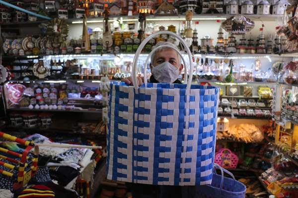 Sattığı sepet çantaları atık plastik bantlarla süsleyen esnaf çevre duyarlılığıyla örnek oluyor