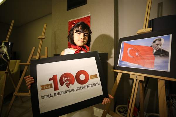 İstiklal Marşı'nı ezbere okuyan Bodrumlu küçük Eylül, ailesinin ve öğretmenlerinin gururu oldu