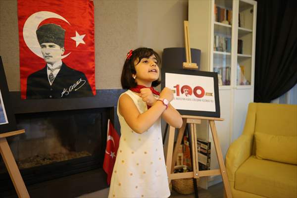 İstiklal Marşı'nı ezbere okuyan Bodrumlu küçük Eylül, ailesinin ve öğretmenlerinin gururu oldu