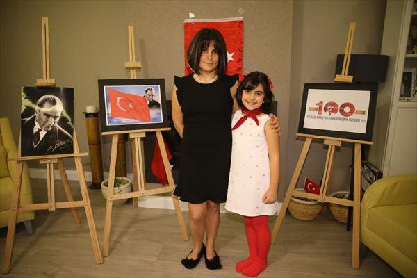 İstiklal Marşı'nı ezbere okuyan Bodrumlu küçük Eylül, ailesinin ve öğretmenlerinin gururu oldu