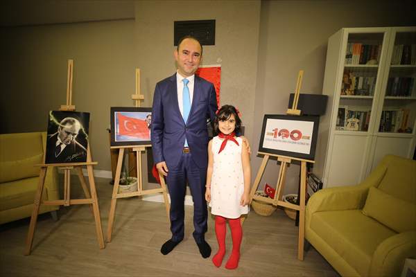 İstiklal Marşı'nı ezbere okuyan Bodrumlu küçük Eylül, ailesinin ve öğretmenlerinin gururu oldu