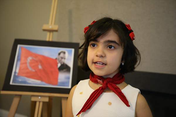 İstiklal Marşı'nı ezbere okuyan Bodrumlu küçük Eylül, ailesinin ve öğretmenlerinin gururu oldu