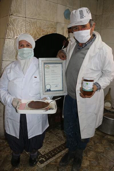 Bolu'nun tescilli ürünü "uğut" sofraları tatlandırıyor