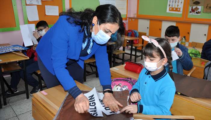 Muğla'da öğrenciler Türkçe ve İngilizce yazılı dövizlerle maske, mesafe ve hijyen uyarısında bulundu