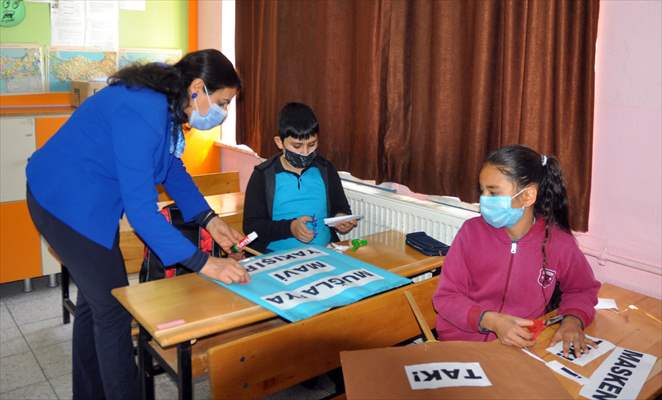 Muğla'da öğrenciler Türkçe ve İngilizce yazılı dövizlerle maske, mesafe ve hijyen uyarısında bulundu