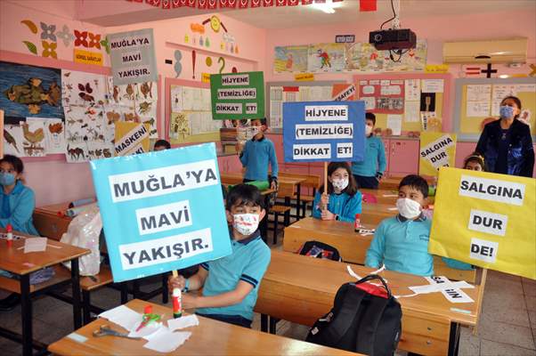 Muğla'da öğrenciler Türkçe ve İngilizce yazılı dövizlerle maske, mesafe ve hijyen uyarısında bulundu