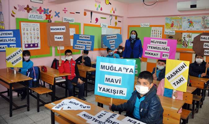 Muğla'da öğrenciler Türkçe ve İngilizce yazılı dövizlerle maske, mesafe ve hijyen uyarısında bulundu
